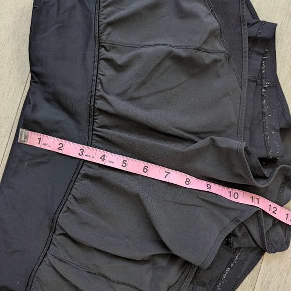 Lululemon Black Hotty Hot Built In Biker Shorts 2.5" Inseam Size 8 - Picture 10 of 10